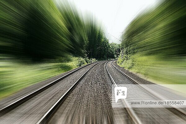 Zweigleisige Eisenbahn Eisenbahn oder Zuggleise mit Geschwindigkeit Bewegungsunschärfe - schnelle Reise Konzept Hintergrund mit Kopie Raum