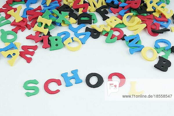 SCHOOL buchstabiert mit bunten Moosgummibuchstaben