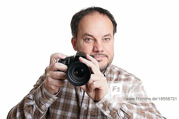 Mann mittleren Alters hält dslr-Kamera und lächelt