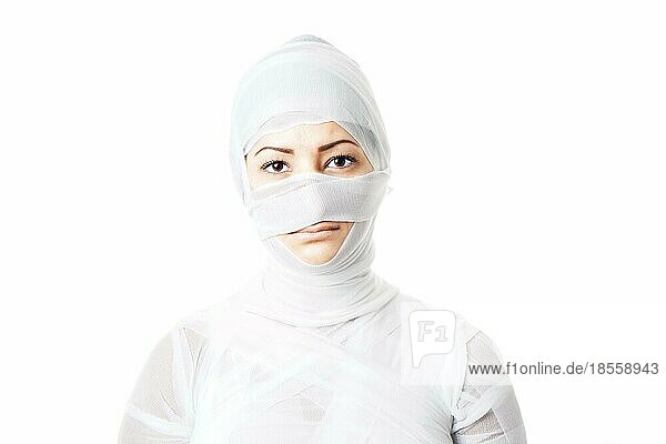 Weibliche Patientin aus der Schönheitschirurgie  eingewickelt in Verbände  die wie eine Mumie aussehen