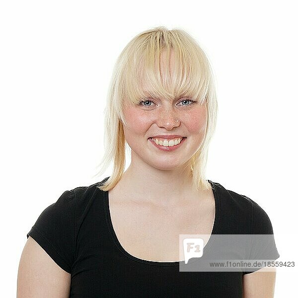 Fröhliche junge Frau mit strahlendem Lächeln und hellblondem oder handtuchfarbenem Haar