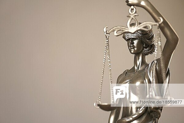 Lady Justice oder Justitia - Detail einer blinden Bronzestatue  die eine Waage hält - Symbol für Recht  Rechtsprechung und Unparteilichkeit - Hintergrund mit Kopierbereich