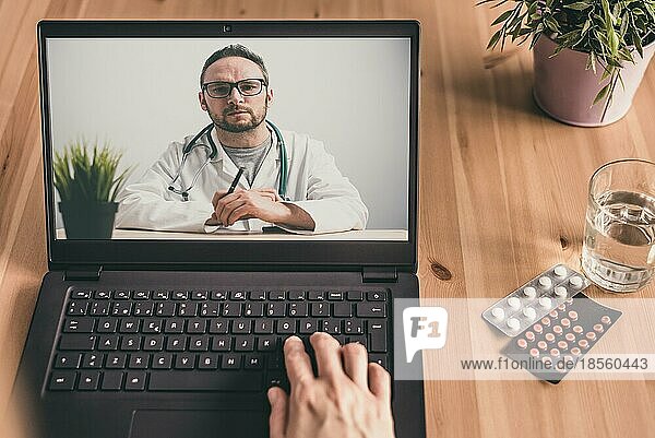 Nahaufnahme des Bildschirms eines Laptops  auf dem ein Arzt online mit einem Patienten spricht. Telemedizin-Konzept