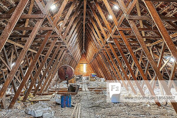 Dachkonstruktion aus Holz Dachboden Zimmermann