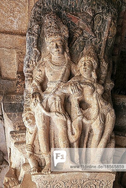 Verliebtes Paar aus dem 6. Jahrhundert auf der Spitze eines Pfeilers mit Blick nach unten in der Höhle 3  Badami  Karnataka  Südindien  Indien  Asien