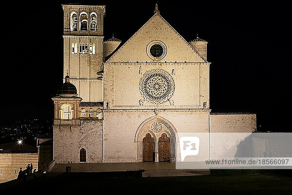 Die Basilika von Assisi bei Nacht in der Region Umbrien  Italien. Die Stadt ist berühmt für die wichtigste italienische Basilika des Heiligen Franziskus (Basilica di San Francesco)