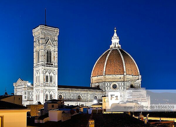 Florenz Duomo und Campanile Glockenturm Architektur bei Nacht beleuchtet  Italien. Städtische Szene im Freien niemand