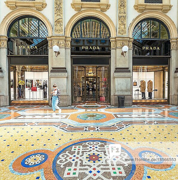 MAILAND  ITALIEN CA. SEPTEMBER 2020: Mode Shopping in der Galerie Vittorio Emanuales. Menschen spazieren vor einer berühmten Luxusboutique