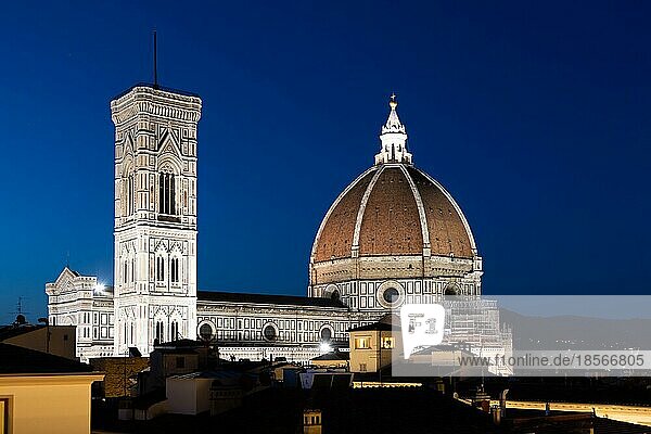Florenz Duomo und Campanile Glockenturm Architektur bei Nacht beleuchtet  Italien. Städtische Szene im Freien niemand