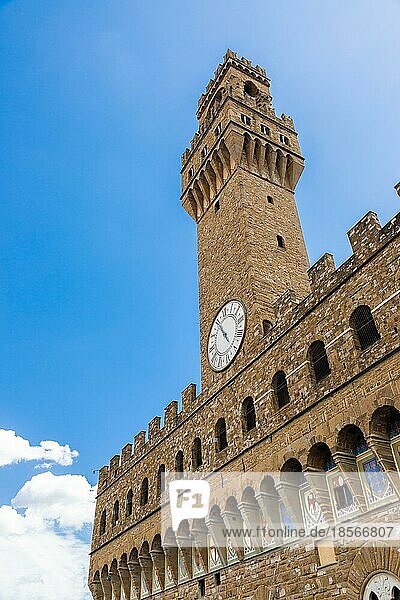 Florenz  Italien. Der Turm des Alten Palastes genannt Palazzo Vecchio mit blauem Himmel. Raum kopieren  niemand