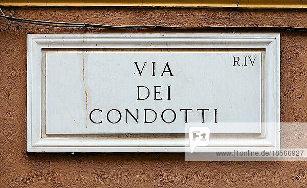 Rom  Italien. Straßenschild der berühmten Condotti Straße Via dei Condotti Zentrum des römischen Luxus Shopping