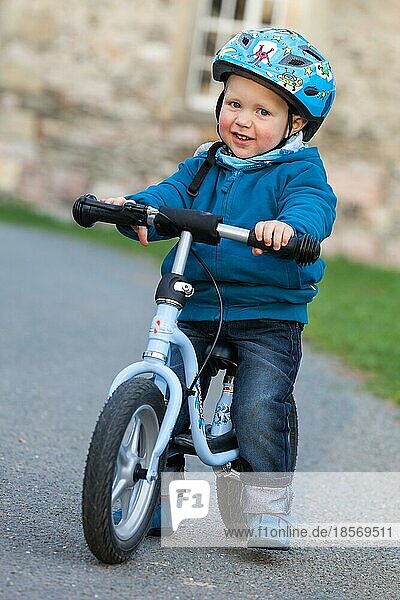 Kind Junge mit Laufrad