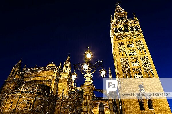 Glockenturm Giralda bei Nacht in Sevilla Spanien
