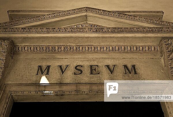 Eingang eines antiken Museums  Buchstaben auf Originalmarmor
