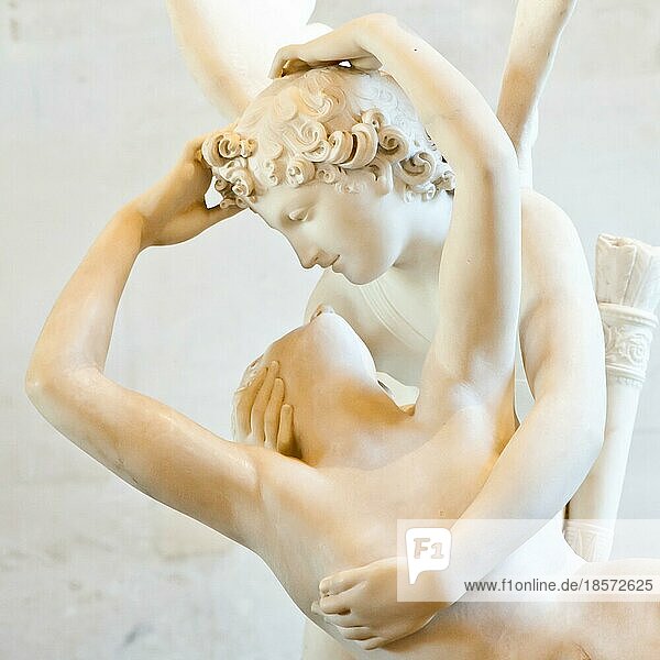 Antonio Canovas 1787 in Auftrag gegebene Statue Psyche  die von Amors Kuss wiederbelebt wird  ist ein Beispiel für die neoklassische Hingabe an die Liebe und das Gefühl