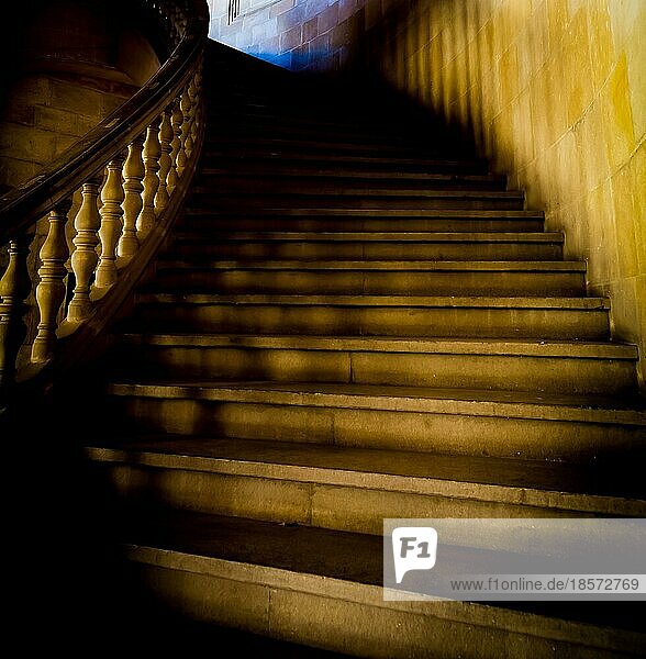 Alte Treppe aus reinem weißen Marmor in gotischer Stimmung