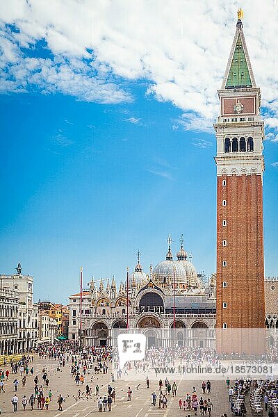 Markusplatz mit der Markusbasilika und dem Glockenturm des Markusdoms (Campanile di San Marco) in Venedig  Italien  September 09  2015  Europa