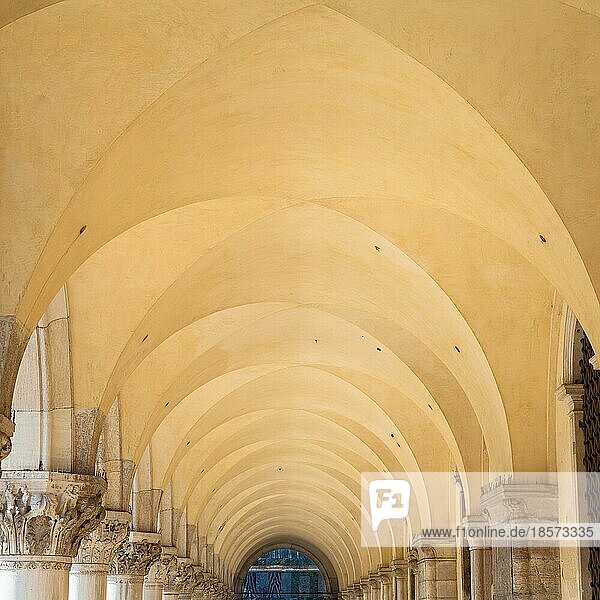 Venedig  Italien. Detail der Galerie des Palazzo Ducale  Ausblick