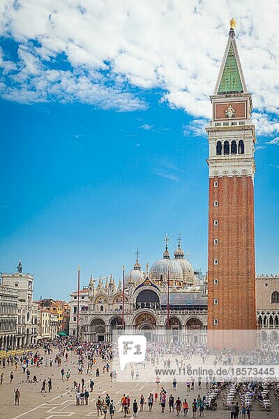 Markusplatz mit der Markusbasilika und dem Glockenturm des Markusdoms (Campanile di San Marco) in Venedig  Italien  September 09  2015  Europa