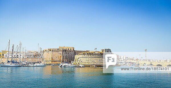 Der Hafen und die alten Mauern von Gallipoli  Region Apulien Süditalien