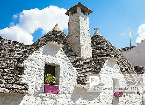 Alberobello  Region Apulien  Süditalien. Traditionelle Dächer der Trulli  originelle und alte Häuser dieser Region