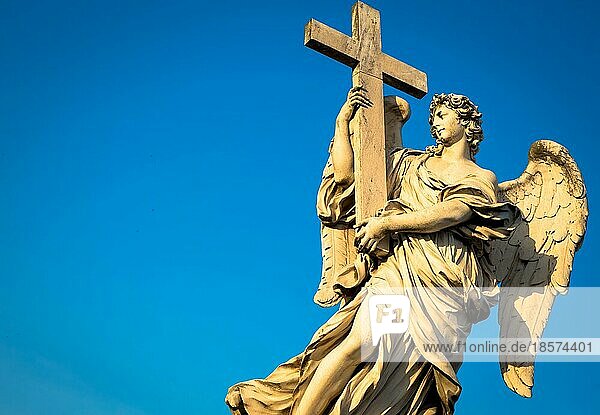 Rom  Statue eines Engels auf der Brücke vor dem Castel SantAngelo. Konzeptionell nützlich für Spiritualität  Christentum und Glauben