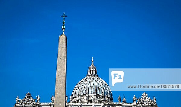 St. Peter Basilika Detail mit einem blaün Himmel Hintergrund für die Kopie Raum Rom  Vatikanstaat  Europa