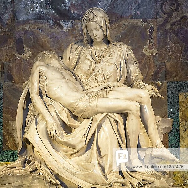ROME  VATIKANSTAAT 28. August 2018: Pietà di Michelangelo (Das Mitleid)  1498 1499  in der Basilika St. Peter in Rom