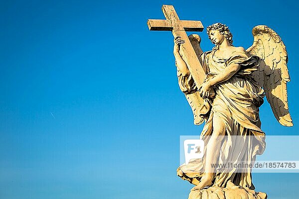 Rom  Statue eines Engels auf der Brücke vor dem Castel SantAngelo. Konzeptionell nützlich für Spiritualität  Christentum und Glauben