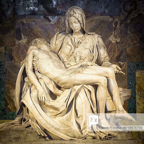 ROME  VATIKANSTAAT 28. August 2018: Pietà di Michelangelo (Das Mitleid)  1498 1499  in der Basilika St. Peter in Rom