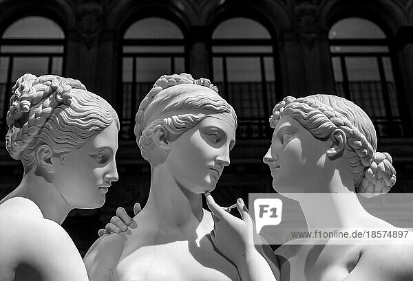 Bertel Thorvaldsens Statue Die drei Grazien. Neoklassizistische Marmorskulptur der mythologischen drei Grazien  Mailand