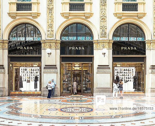 MAILAND  ITALIEN CA. SEPTEMBER 2020: Mode Shopping in der Galerie Vittorio Emanuales. Menschen spazieren vor einer berühmten Luxusboutique