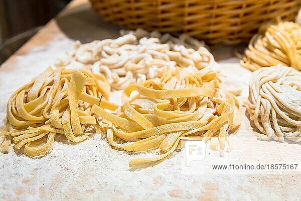Rom  Italien. Eine Nahaufnahme der traditionellen italienischen Küche. Zubereitung von köstlichen Bucatini Nudeln
