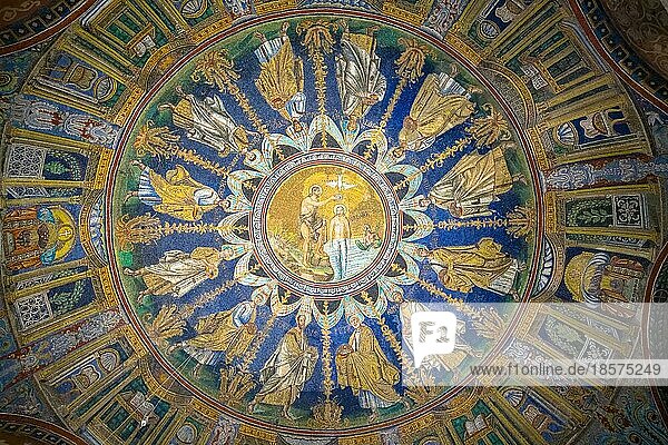 RAVENNA  ITALIEN ZIRKAL AUGUST 2020: Historisches byzantinisches Mosaik in der Basilika Saint Vitale