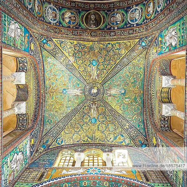 RAVENNA  ITALIEN ZIRKAL AUGUST 2020: Historisches byzantinisches Mosaik in der Basilika Saint Vitale
