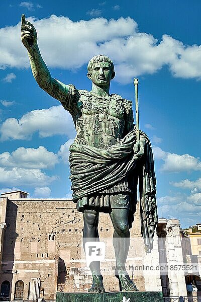 Italien  Rom. Statue des römischen Kaisers Gaius Julius Cäsar in einer öffentlichen Straße Konzept für Autorität  Herrschaft  Führung und Leitung  Europa