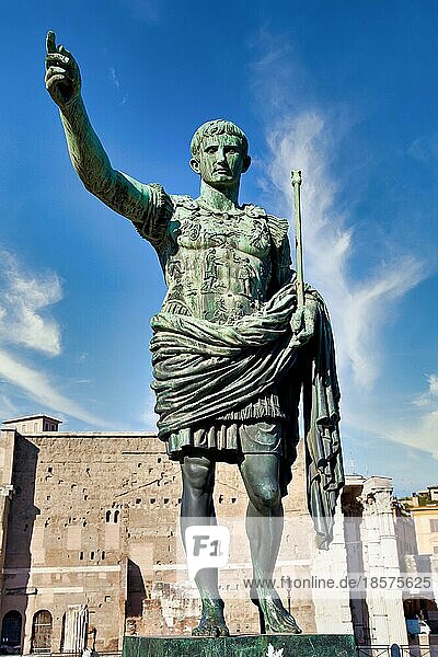 Italien  Rom. Statue des römischen Kaisers Gaius Julius Cäsar in einer öffentlichen Straße Konzept für Autorität  Herrschaft  Führung und Leitung  Europa