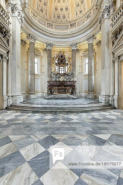 VENARIA REALE  ITALIEN UM DEN MAI 2021: Katholischer Altar im Barockstil und Kuppel. Tageslicht
