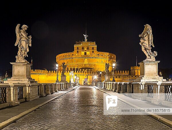 Niemand bei Nacht auf der Brücke vor dem Schloss SantAngelo in Rom