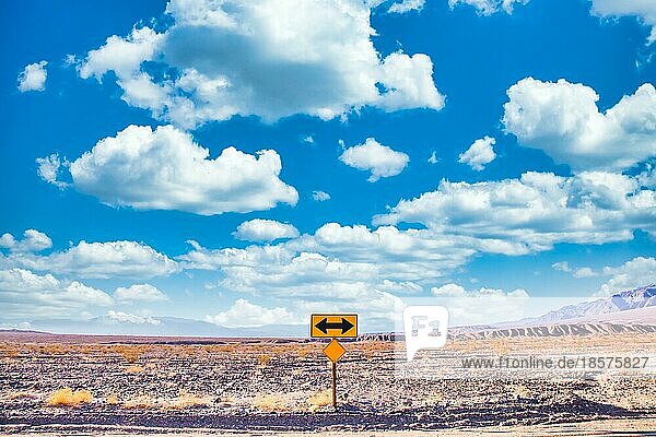 Wegweiser in der Wüste mit malerischem blauem Himmel und weitem Horizont. Konzept für Reise  Freiheit  Urlaub und Transport
