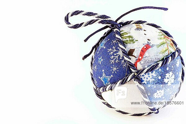 Handgefertigte Weihnachtskugeln  italienische Tradition  aus Stoff und Kordel