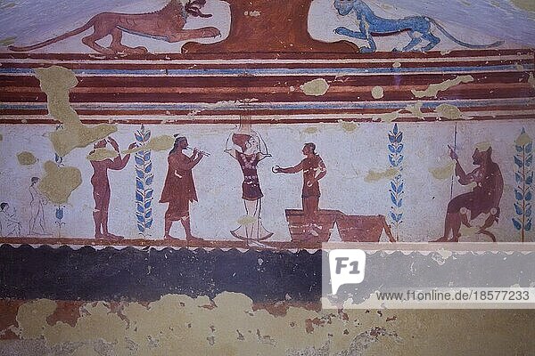 Tarquinia  Italien  um 470 v. Chr. Über einen schmalen Korridor  der die Treppe hinunterführt  gelangt man in den rechteckigen Grabraum mit schräger Decke  Europa