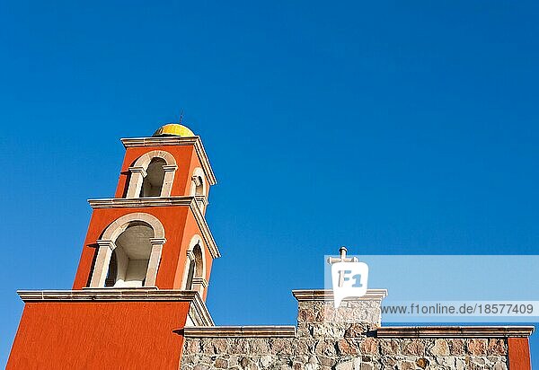 Detail einer mexikanischen Kirche  brillante Farben