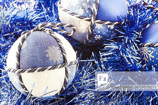 Italien. Traditionelle handgefertigte Weihnachtskugeln aus weißem und blauem Stoff