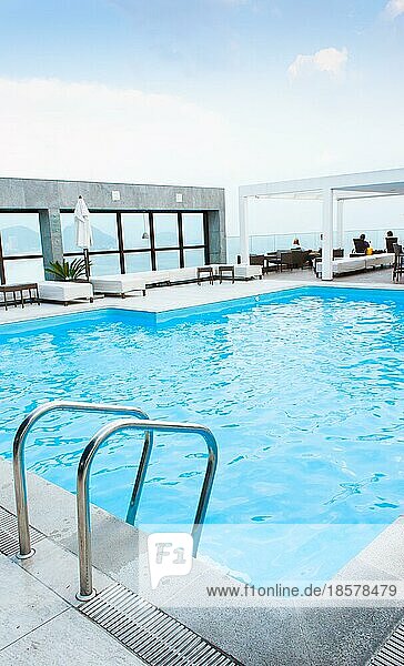 Luxuriöses Spa mit herrlichem Schwimmbad an einem sonnigen Tag