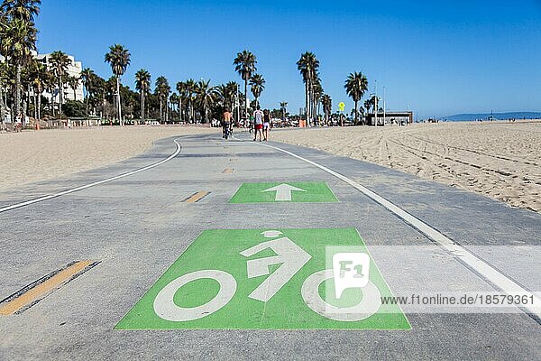 Strand von Santa Monica Los Angeles. Ein Fahrradweg für aktive Menschen