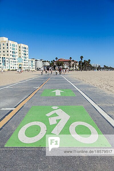 Strand von Santa Monica Los Angeles. Ein Fahrradweg für aktive Menschen
