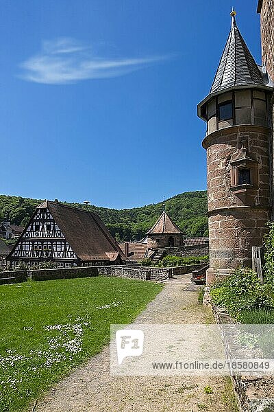 Fachwerkrathaus mit Befestigung der Wehrkirche  Dörrenbach  Naturpark Pfälzerwald  Pfalz  Rheinland-Pfalz  Deutschland  Europa