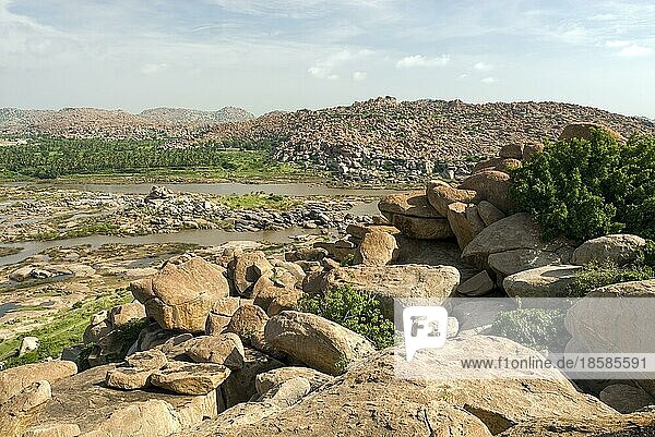 Unterschiedlich geformte Felsen und der Fluss Tungabhadra bei Anegundi in Hampi  Karnataka  Südindien  Indien. UNESCO-Welterbe
