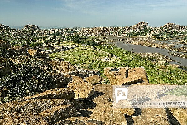 Unterschiedlich geformte Felsen und der Fluss Tungabhadra bei Anegundi in Hampi  Karnataka  Südindien  Indien. UNESCO-Welterbe